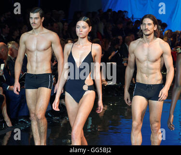 Sydney, Australie. 06Th Aug 2016. Jarrod Supermodel Scott (R) en vedette un maillot par jets sur la piste à la David Jones, printemps-été 2016 Lancement de mode à Fox Studios © Hugh Peterswald/Pacific Press/Alamy Live News Banque D'Images