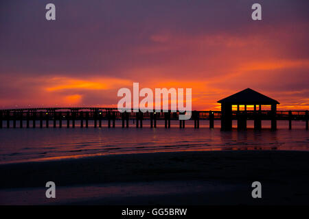 Silhouette d'une jetée sur le golfe du Mexique, au coucher du soleil à Ocean Springs, Mississippi. Banque D'Images