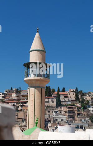 Israël : skyline et la mosquée Blanche, la plus ancienne mosquée de Nazareth, en Alghama Harat, la Mosquée du centre du souk de la Vieille Ville Banque D'Images