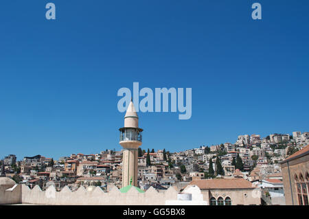 Israël : skyline et la mosquée Blanche, la plus ancienne mosquée de Nazareth, en Alghama Harat, la Mosquée du centre du souk de la Vieille Ville Banque D'Images