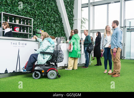 La barre à la vue du fragment, l'attraction touristique en haut de la plus haute tour de Londres conçu par Renzo Piano. Banque D'Images