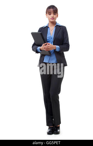 Toute la longueur de belles jeunes cadres holding laptop over white background Banque D'Images