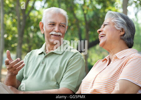 Vieux couple sharing a laugh Banque D'Images