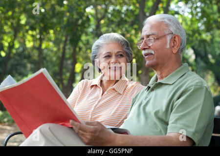 Vieux couple assis sur un banc Banque D'Images