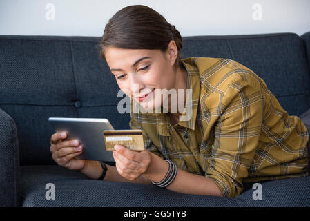 Businesswoman en utilisant une carte de crédit pour les transactions en ligne Banque D'Images