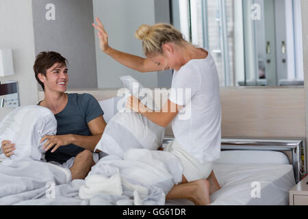 Heureux couple body glamour sur le lit Banque D'Images