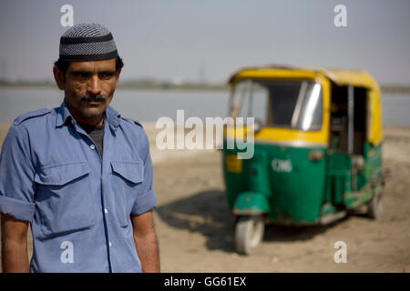 Portrait d'un auto rickshaw driver Banque D'Images