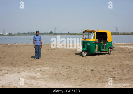 Portrait d'un auto rickshaw driver Banque D'Images