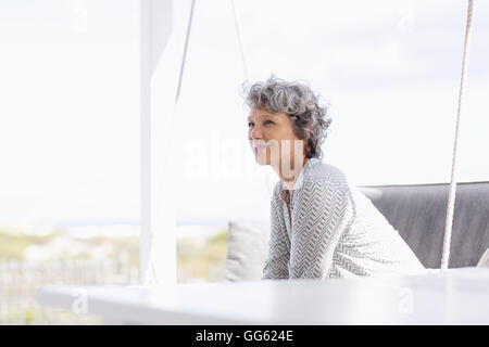 Femme assise sur une balançoire et rêver Banque D'Images