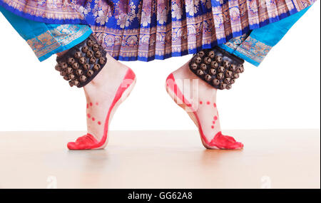 Les pieds de danseur traditionnel Bharatanatyam performants sur fond blanc Banque D'Images