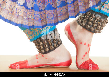 Les pieds du danseur bharatanatyam sur fond blanc Banque D'Images