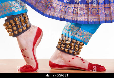 Les pieds de danseur traditionnel Bharatanatyam performants sur fond blanc Banque D'Images