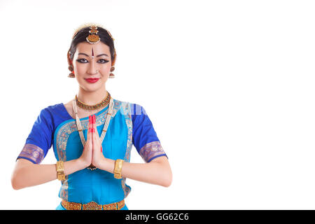 Portrait of happy Bharatanatyam danseur en position de prière sur fond blanc Banque D'Images