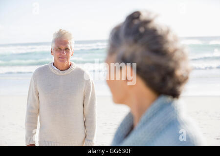 Senior à la recherche de sa femme sur la plage Banque D'Images