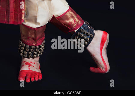 Les pieds de danseur traditionnel Bharatanatyam scène sur fond noir Banque D'Images