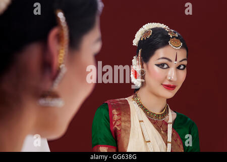 Reflet de la belle danseuse de bharatanatyam dans mirror Banque D'Images