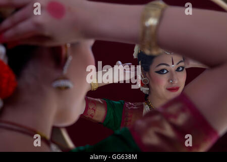 Danseuse de bharatanatyam obtenir habillé en face de miroir sur fond noir Banque D'Images