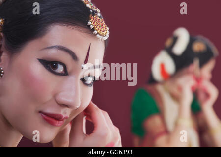 Close-up portrait de danseuse de bharatanatyam obtenir habillé en face du miroir Banque D'Images