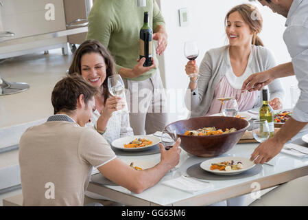 Happy friends enjoying party at home Banque D'Images