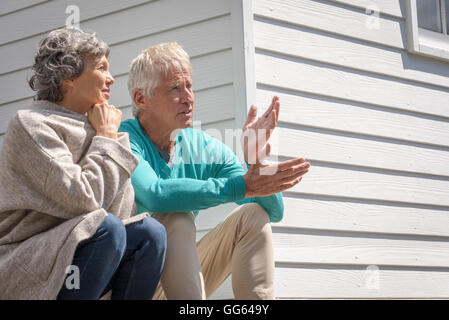 Senior couple parle en dehors de la chambre Banque D'Images