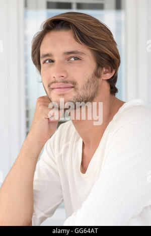 Portrait of a young man sitting at home Banque D'Images
