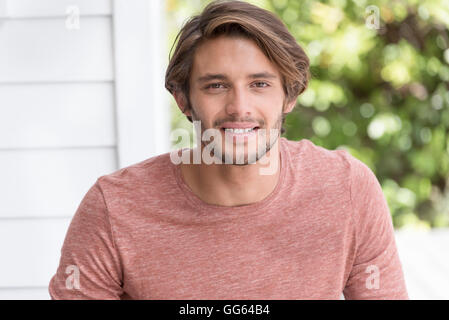 Portrait of a young man smiling Banque D'Images