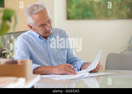 Man doing paperwork at home Banque D'Images