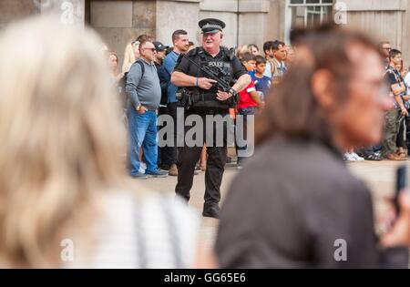 Un policier en service dans le centre de Londres, comme Scotland Yard a annoncé que la première de 600 agents armés supplémentaires ont été formés et prêts sur le plan opérationnel, et dévoilé des plans pour mettre plus de tireurs sur la patrouille. Banque D'Images