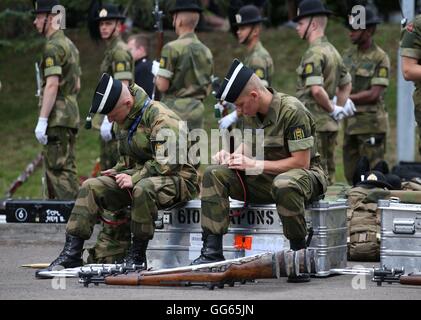 Les membres de la garde de Sa Majesté le Roi de Norvège polish leurs ceintures pendant une répétition pour cette année, le Royal Edinburgh Military Tattoo à Redford Quartier de cavalerie à Édimbourg. Banque D'Images