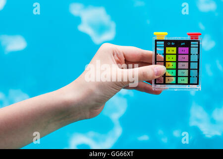 La mesure de pH en bleu piscine extérieure par testeur de produits chimiques Banque D'Images