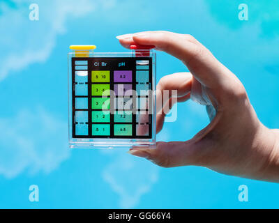 Contrôle de la pollution de l'eau chlore en bleu de piscine extérieure par testeur de produits chimiques Banque D'Images