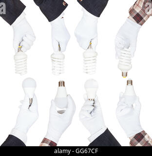 Jeu de mains dans des gants textiles tenir lampes à économie d'énergie isolé sur fond blanc Banque D'Images