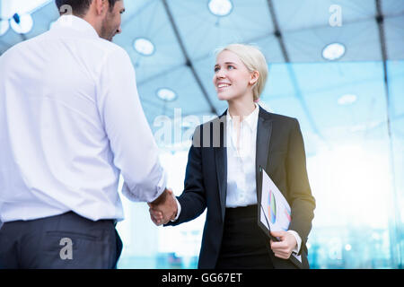 Les gens d'affaires meeting and shaking hands Banque D'Images