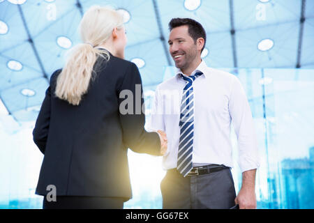 Les gens d'affaires meeting and shaking hands Banque D'Images