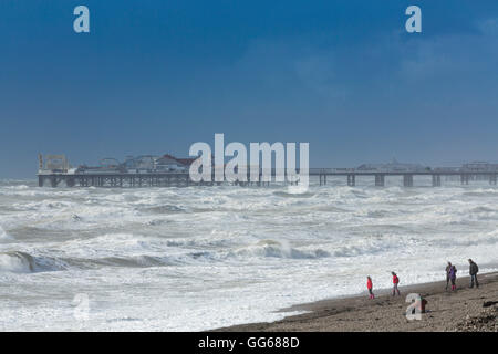 Brighton Pier de Brighton Beach pendant un temps orageux Banque D'Images