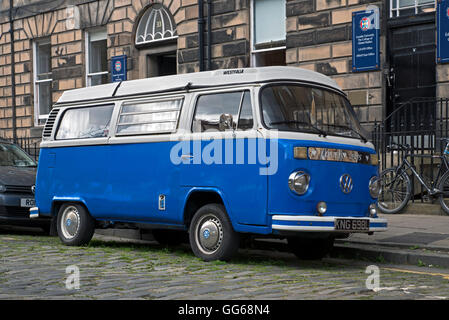 Classique bleu Volkswagen camping-stationné dans le quartier de l'Université d'Édimbourg. Banque D'Images