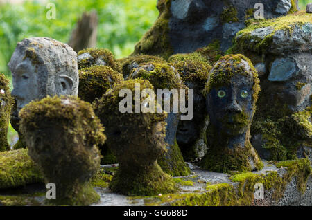 Les sculptures de l'artiste autodidacte Veijo Ronkkonen 1944-2010 (Finlande) - 11 mai 2016 : Patsaspuisto (forêt Mystique) Banque D'Images