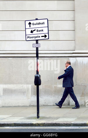 Londres, Angleterre, Royaume-Uni. Businessman walking derrière la Banque d'Angleterre Banque D'Images