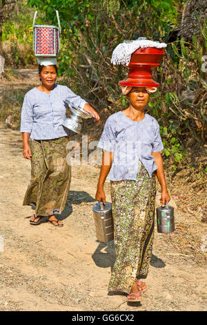 Les femmes transportant des marchandises sur la tête, au Myanmar Banque D'Images