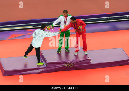 Cérémonie de la victoire des Hommes de 1500m, se serrent la main, médaillés, Londres 2012 Jeux Olympiques d'été, Londres, Angleterre, Royaume-Uni Banque D'Images