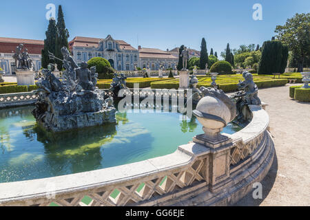 Fontaines et statues ornementales dans les jardins de la résidence royale du Palais de Queluz, Lisbonne, Portugal, Europe Banque D'Images