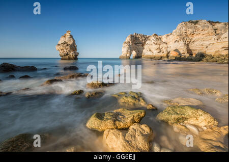 Les vagues de l'océan et les falaises au lever du soleil, Praia da Marinha, Caramujeira, Municipalité de Lagoa, Algarve, Portugal, Europe Banque D'Images