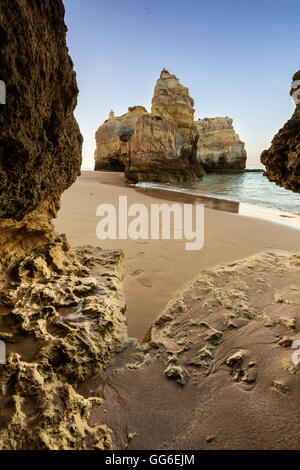 Une grotte marine frames l'océan et les falaises imposantes à l'aube, Praia da Rocha, Portimao, district de Faro, Algarve, Portugal, Europe Banque D'Images