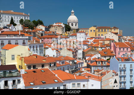 Toits en terre cuite et de l'ancien dôme vu de Miradouro Alfama l'un des nombreux points de vue de Lisbonne, Portugal, Europe Banque D'Images