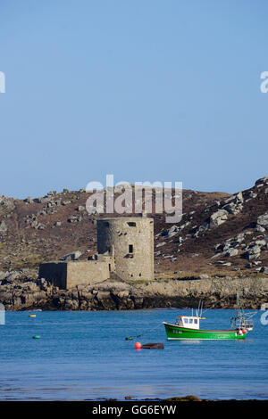 Bateau de pêche, Cromwell's Castle sur Tresco, Îles Scilly, Angleterre, Royaume-Uni, Europe Banque D'Images