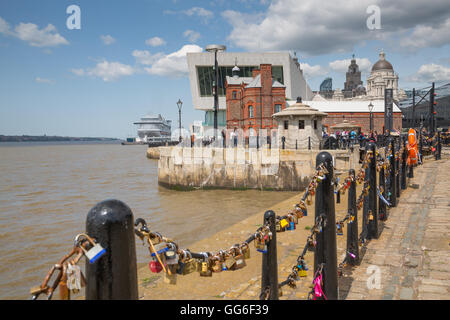 Nouveau Terminal de Ferry sur le front de mer, Liverpool, Merseyside, Angleterre, Royaume-Uni, Europe Banque D'Images