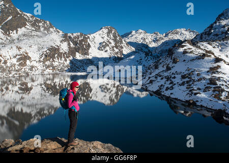 Une femme donne sur le lac sacré de Gosainkund dans la région de Langtang, Himalaya, Népal, Asie Banque D'Images