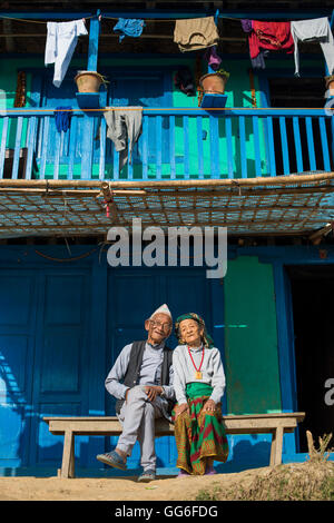 Un vieux couple portant des vêtements traditionnels népalais s'asseoir à l'extérieur de leur maison dans le district de Khotang, Diktel, Népal, Asie Banque D'Images