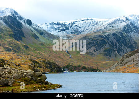 Une vue de Llyn (lac) Ogwen dans le parc national de Snowdonia, Gwynedd, Pays de Galles, Royaume-Uni, Europe Banque D'Images