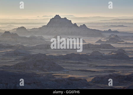 Badlands couches sur un matin brumeux, Badlands National Park (Dakota du Sud, États-Unis d'Amérique, Amérique du Nord Banque D'Images